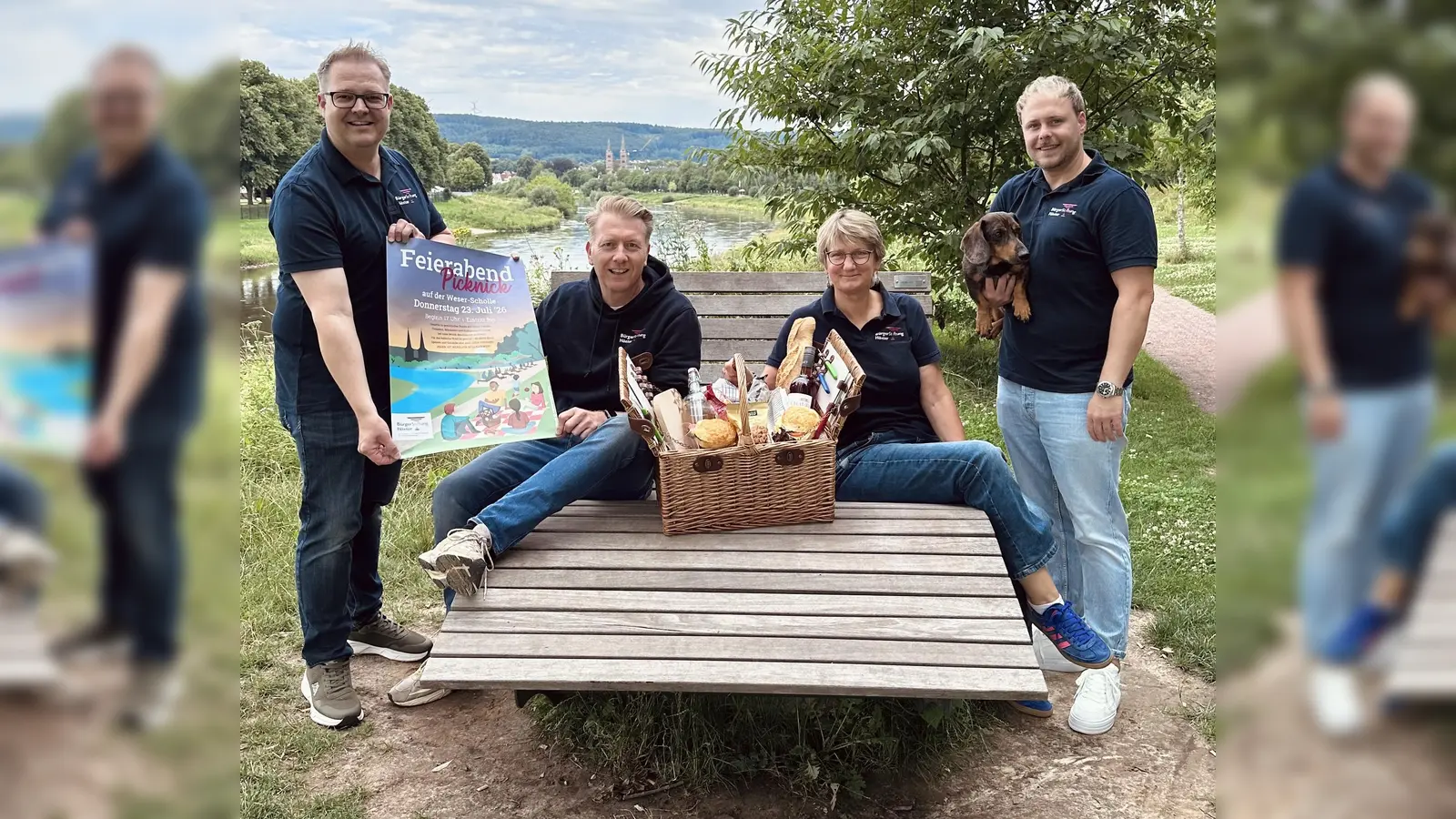 Feierabendpicknick der Bürgerstiftung Höxter (v.l.): Christoph Missing (Kassenwart), Markus Finger (stellvertretender Vorsitzender), Claudia Pelz-Weskamp (Vorsitzende), und Stefan Borgolte (Schriftführer) mit Dackel Lothar freuen sich auf viele Picknickbesucher auf der Weserscholle. (Foto: Bürgerstiftung Höxter)