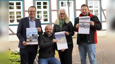 Stellten den Brakeler Fotokalender 2026 vor (v.l.): Alexander Kleinschmidt (Allgemeiner Vertreter des Bürgermeisters), Wirtschaftsförderer David Prott, Annette Hake (Buchhandlung Schröder) und Markus Härmens vom Werberingvorstand. (Foto: Stadt Brakel)