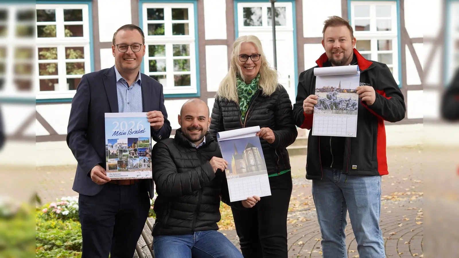 Stellten den Brakeler Fotokalender 2026 vor (v.l.): Alexander Kleinschmidt (Allgemeiner Vertreter des Bürgermeisters), Wirtschaftsförderer David Prott, Annette Hake (Buchhandlung Schröder) und Markus Härmens vom Werberingvorstand. (Foto: Stadt Brakel)