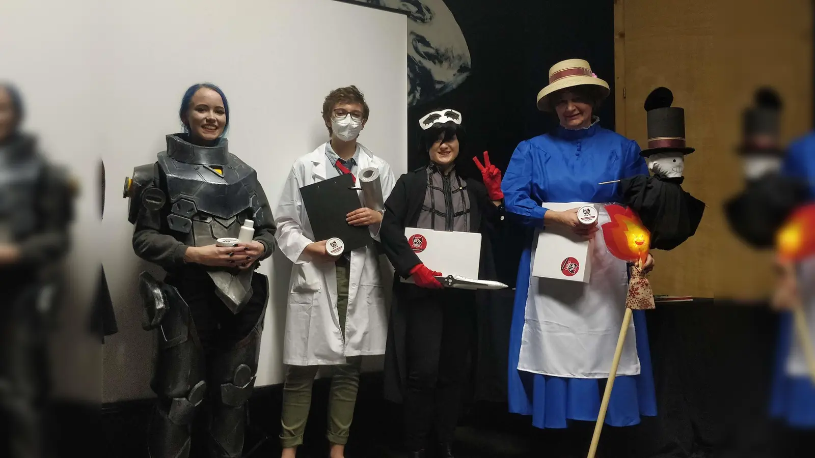 Die Siegerinnen des Cosplay-Wettbewerbs (v.l.): Platz 1 - Jay als PROJECT:Leona aus League of Legends, Platz 2 - Emmy und Mi als Joker und Dr. Maruki aus Persona 5, Platz 3 - Tanja als Sophie Hatter aus das Wandelnde Schloss. (Foto: colorfulbrightness/Detlev Janssen)