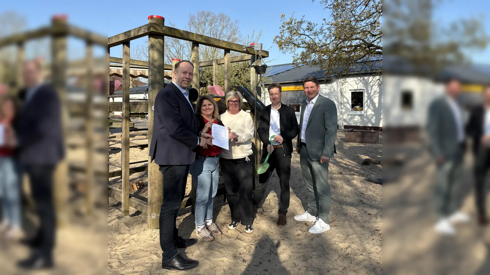 Alsternest (v.l.): MdL Marco Schmitz (Vorsitzender des Stiftungsrats der SozialstiftungNRW), Nadja Unger, Cornelia Dunkel, Jerome Major (alle Lebenshilfe) und Nicolas Aisch (Bürgermeister Stadt Borgentreich). (Foto: privat)