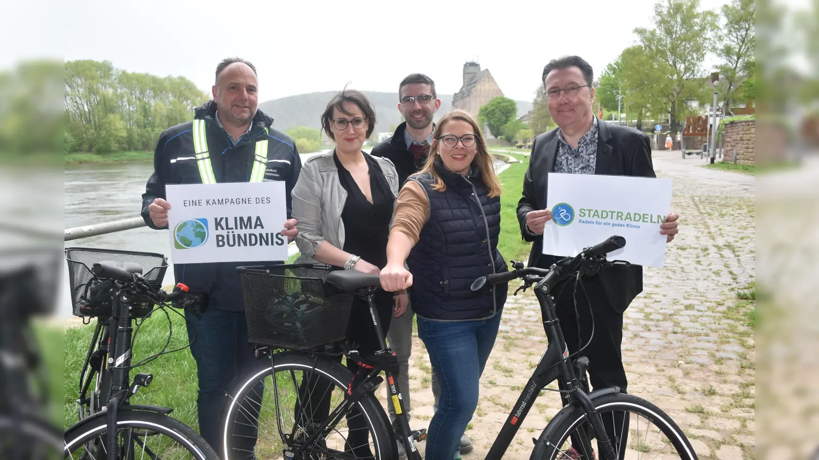 Mach mit! sagen (v. l.) Landrat und Schirmherr Michael Schünemann, Anja Kurth (Zentrum für ehrenamtliches Engagement), Hendrik Hoffmann (Öko Modellregion LK Holzminden), Inga Schaper und Volkmar Stanoschek (Stadtmarketing Holzminden). (Foto: Barbara Siebrecht)