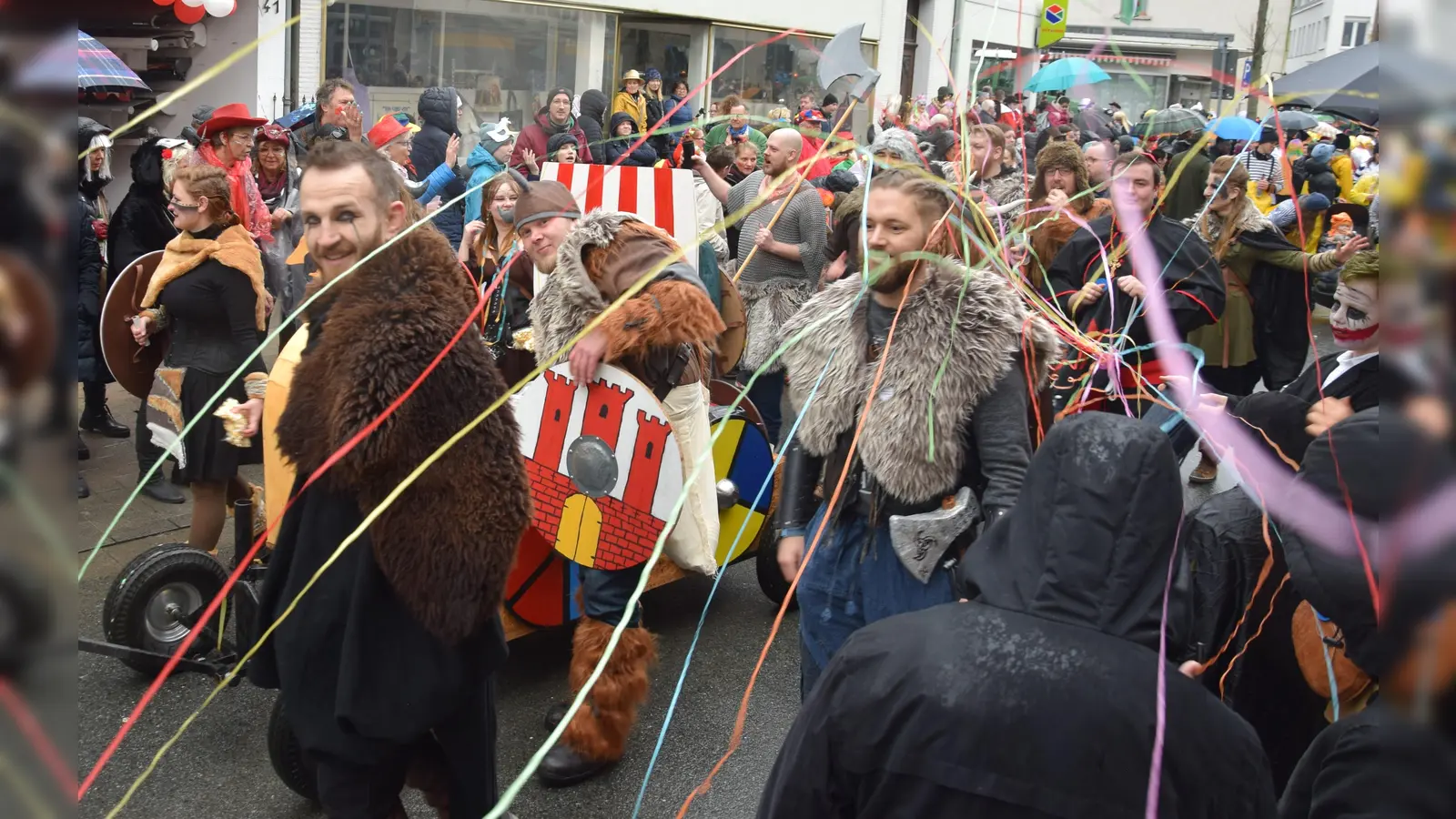 Zum Rosenmontag gaben sich auch Wikinger mal ganz friedlich, aber umso feierfreudiger. (Foto: Marc Otto)