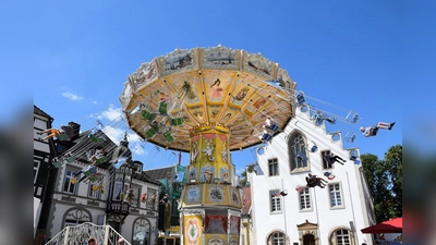 Ein Kettenkarussel vor dem Rathaus? Es muss Annentag sein. (Foto: Marc Otto)