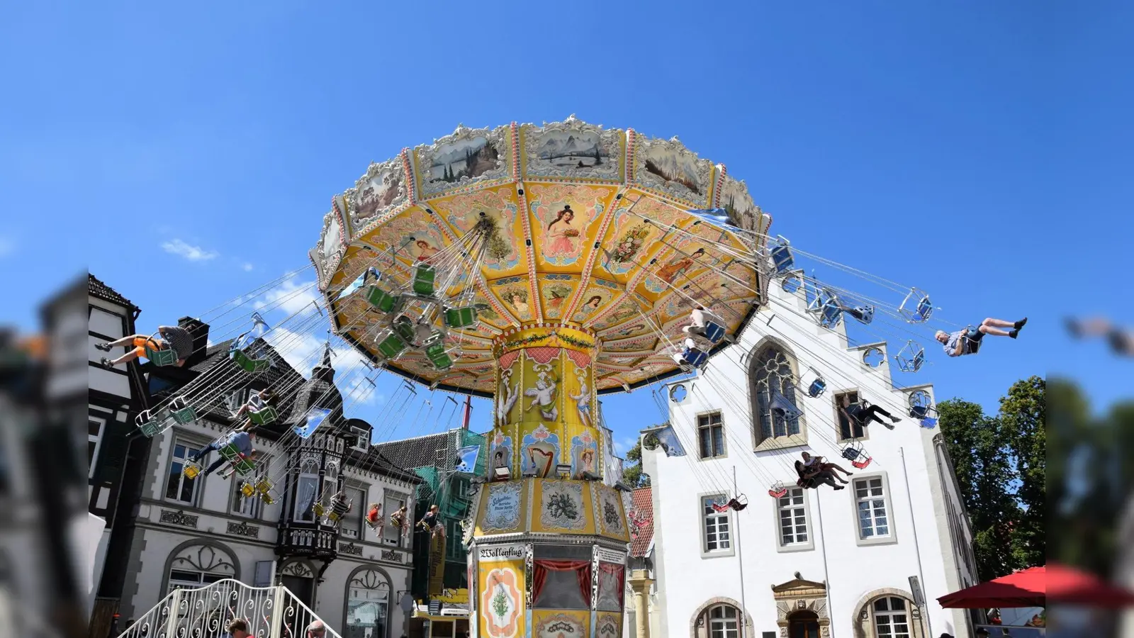 Ein Kettenkarussel vor dem Rathaus? Es muss Annentag sein. (Foto: Marc Otto)