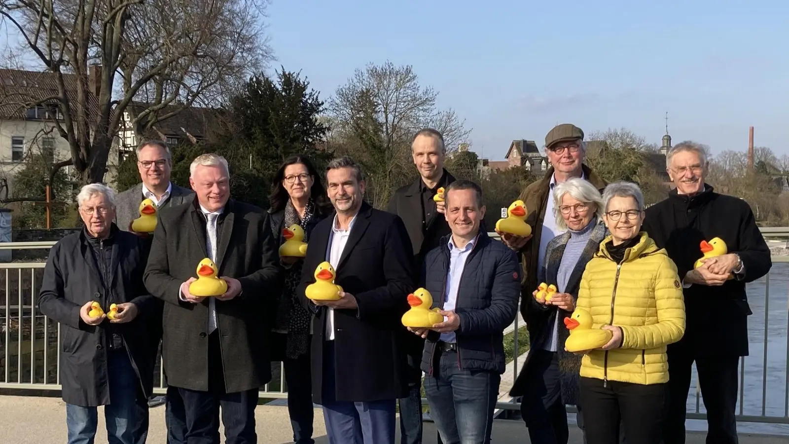 v.l. Karl-Heinz Lammert (Rotary Club Holzminden), Thomas Beineke (Rotary Club Holzminden), Daniel Hartmann (Bürgermeister Höxter), Karin Wittrock (Rotary Club Höxter), Christian Belke (Bürgermeister Holzminden), Ralf Flormann (Rotary Club Holzminden), Jörg Albers (Lions-Club Höxter-Corvey), Jean-Marc Molard (Rotary Club Holzminden), Susanne Krekeler (Zonta Club Höxter), Claudia Bonefeld (Zonta Club Höxter) und Norbert Kalkert (Rotary Club Holzminden).  (Foto: Holger Kleinod)