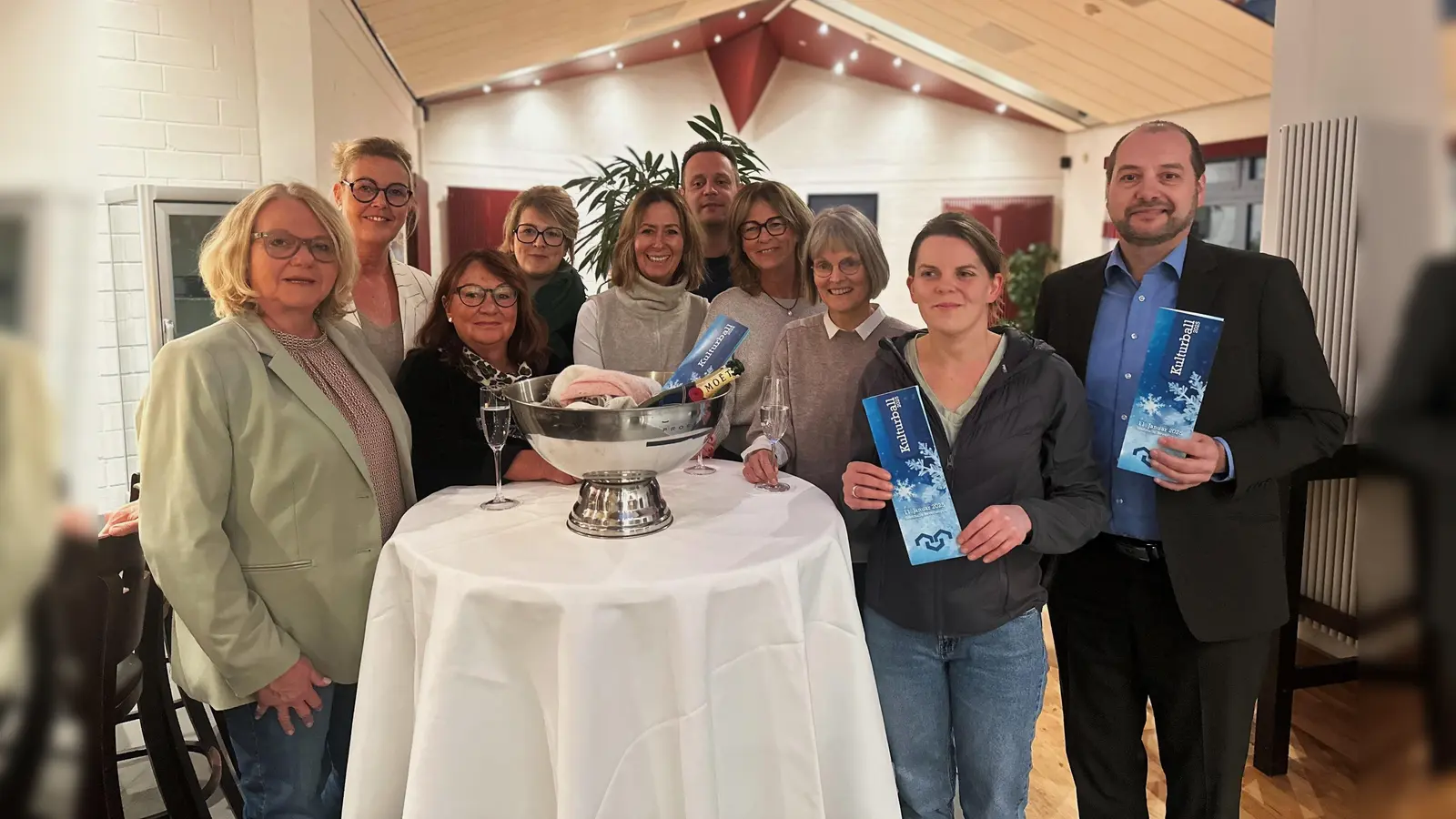 Das Beverunger Kulturball-Team mit (v. l.) Anke Wellmann, Alexandra Rüther, Beate Sagel, Imke Groppe-Wille, Heike Hake, Stadthallenwirt Daniel Zarnitz, Alexandra Bunk-Groppe, Ute Pannewitz (Kulturbüro), Anna Wohlgemuth und Schatzmeister Markus Hollenstein (Foto: Kulturgemeinschaft)