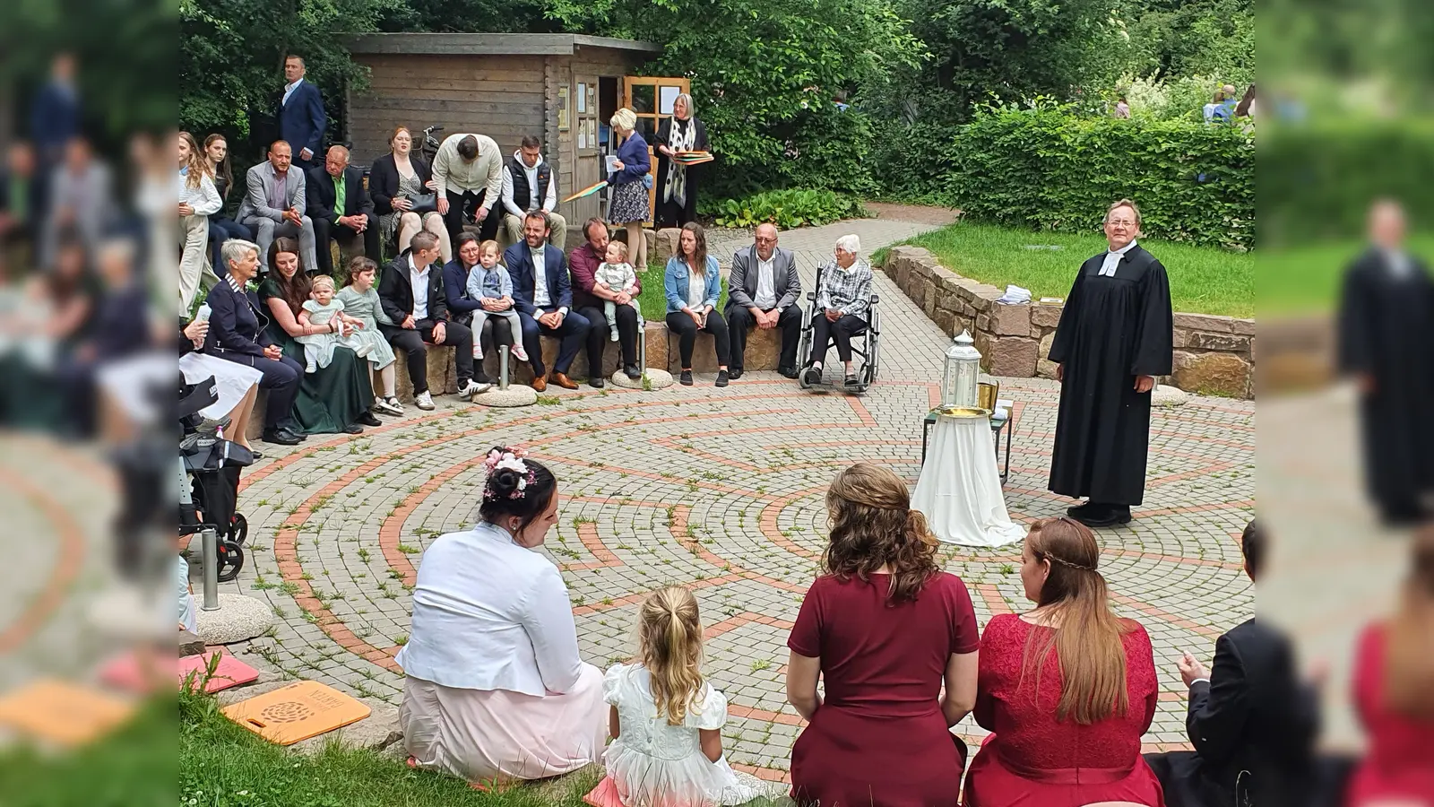 Die Familien verteilten sich auf den Sitzstufen um das Labyrinth zur Taufe im Schöpfungsgarten.  (Foto: Barbara Siebrecht)