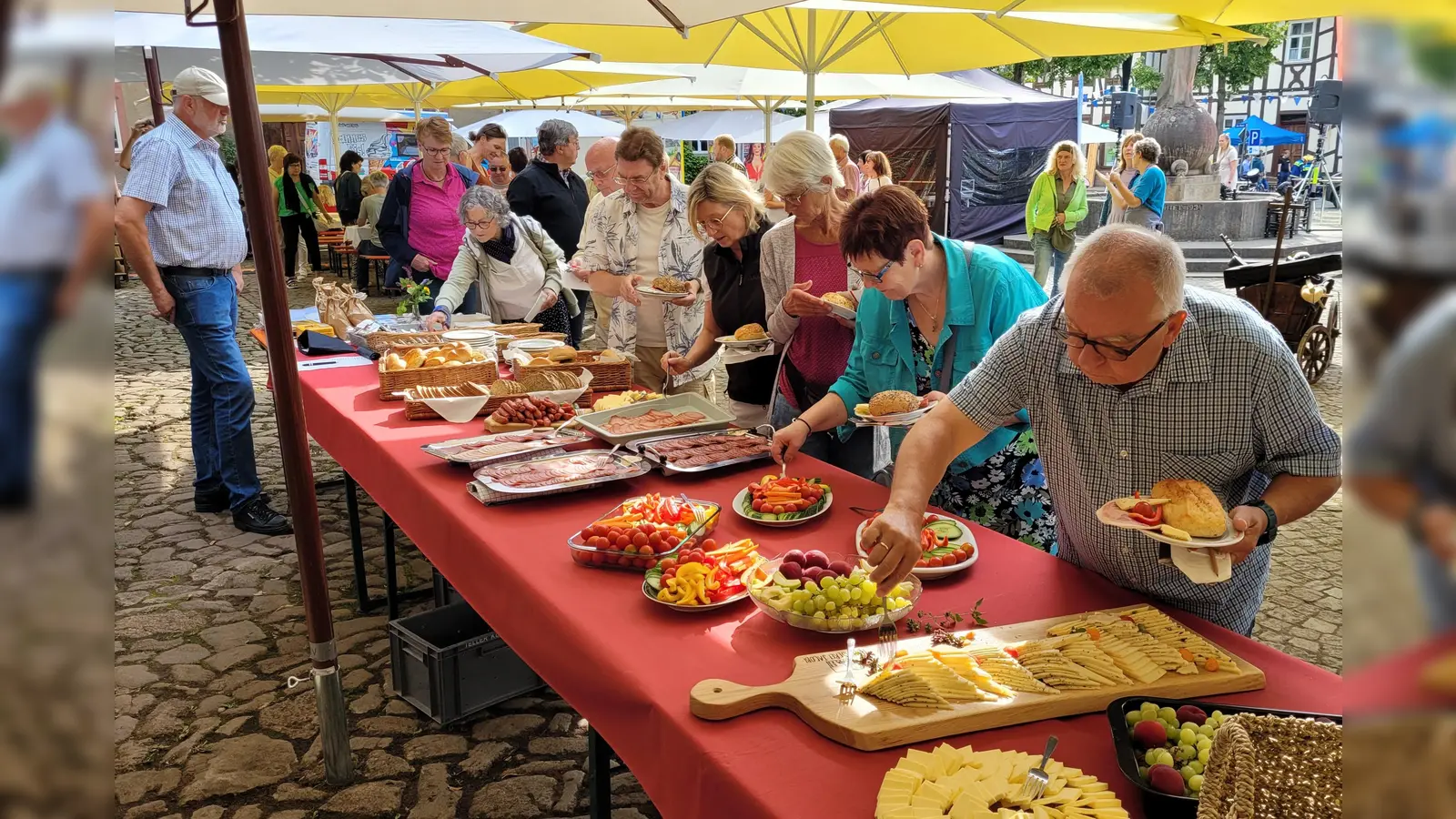 Ein regionales Frühstück wird bei der Frühstücksmeile wieder von der BI Lebenswertes Bördeland &amp; Diemeltal zubereitet. (Foto: BI Lebenswertes Bördeland & Diemeltal)