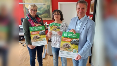 Freude über große Nachfrage nach Flyern und Plakate zur „Nachtruhe für Mähroboter“: Landrat Michael Stickeln, Kirsten Strauch von der der Initiative „Wildvögel und Igel in Not Kreis Höxter und Umland“ aus Helmern und Dr. Kathrin Weiß (l.), Leiterin des Fachbereichs Umwelt, Bauen und Geoinformationen des Kreises Höxter. (Foto: Kreis Höxter)