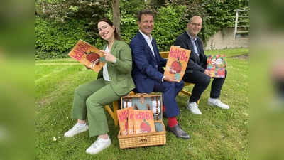 Auf der gelben Rückkehrerbank mit der druckfrischen „Landbande“ in der Hand: Michael Stolte (GfW), Landrat Michael Stickeln und Kreisdirektorin Manuela Kupsch setzen gemeinsam ein Zeichen für Familienfreundlichkeit und neue Perspektiven im Kreis Höxter. (Foto: privat)