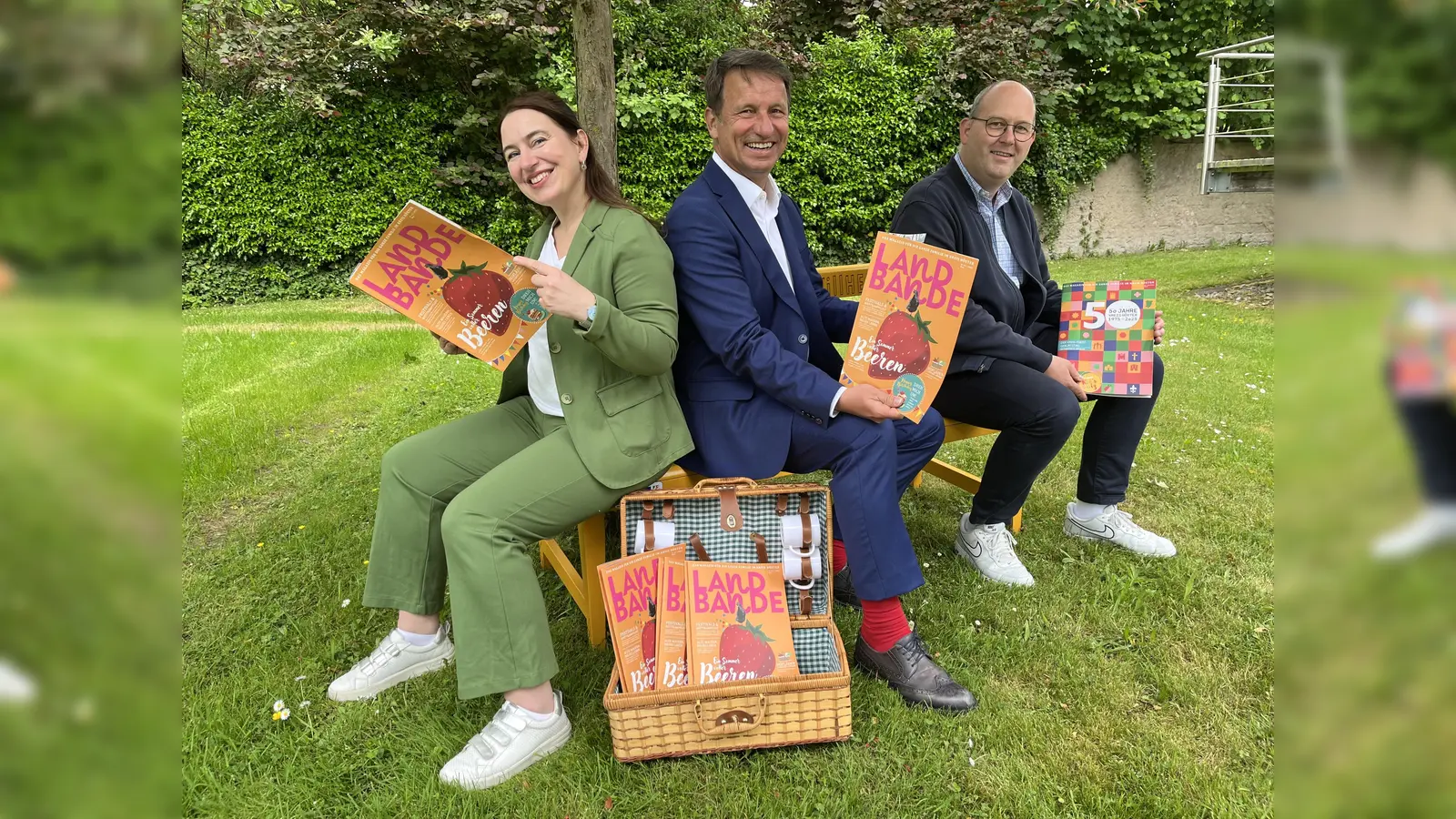 Auf der gelben Rückkehrerbank mit der druckfrischen „Landbande“ in der Hand: Michael Stolte (GfW), Landrat Michael Stickeln und Kreisdirektorin Manuela Kupsch setzen gemeinsam ein Zeichen für Familienfreundlichkeit und neue Perspektiven im Kreis Höxter. (Foto: privat)