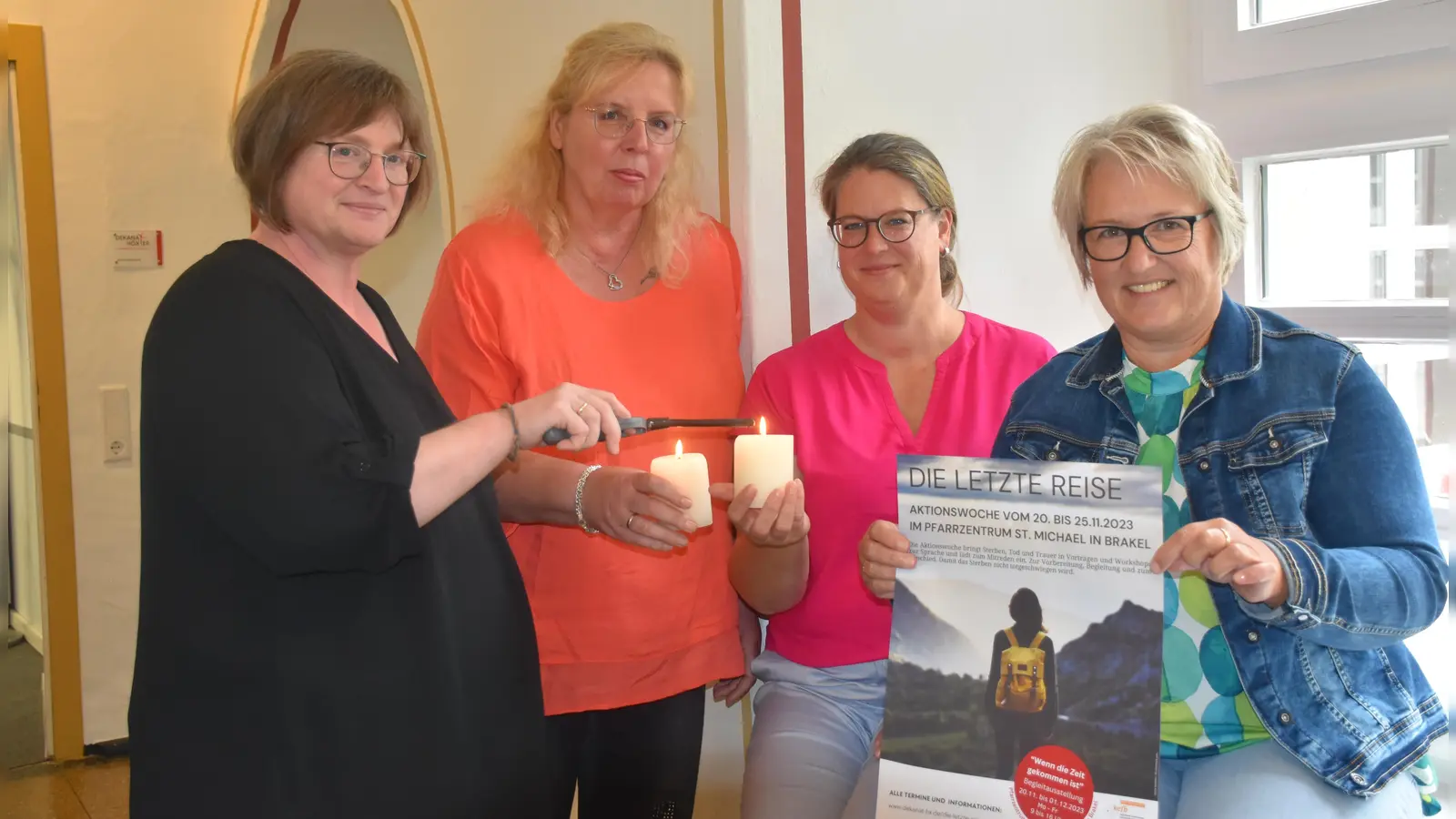 Dekanatsreferentin Gisela Fritsche (Dekanat Höxter), Silvia Drüke, und Silke Antemann (rechts) beide Hospitzkoordinatorinnen Ambulanter Hospiz- und Palliativ-Beratungsdienst, und Astrid Fichtner-Wienhues Stellv. Leiterin Katholischer Erwachsenen- und Familienbildung Ostwestfalen laden ein zur Aktionswoche.  (Foto: Barbara Siebrecht)
