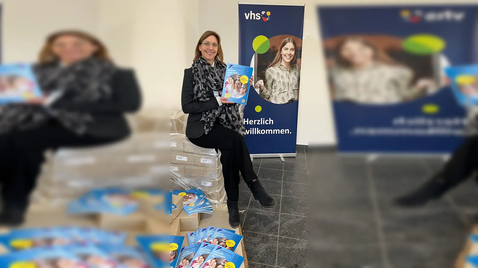 Corinna Schmidt präsentiert die druckfrische Version des neuen Programmheftes. (Foto: Landkreis Holzminden)