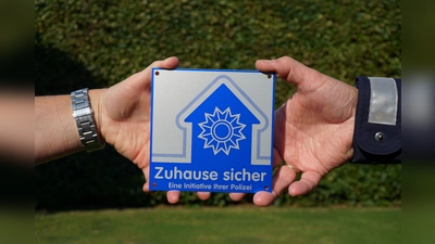 Plakettenübergabe Netzwerk Zuhause sicher. (Foto: privat)
