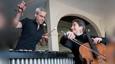 Anna Carewe am Cello und Oli Bott am Vibraphon spielen im Weserrenaissance Schloss Bevern. (Foto: David Beecroft)