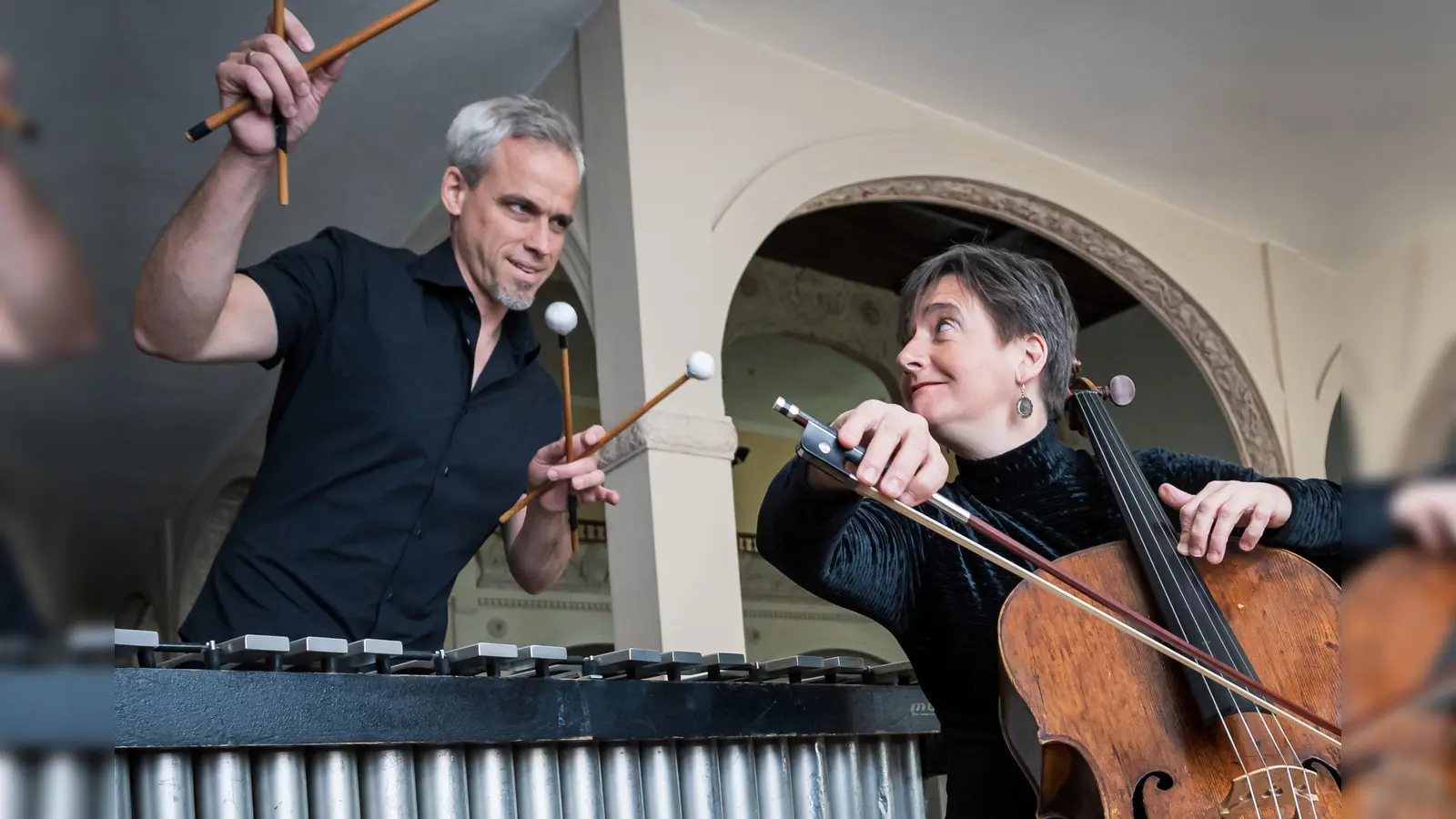 Anna Carewe am Cello und Oli Bott am Vibraphon spielen im Weserrenaissance Schloss Bevern. (Foto: David Beecroft)