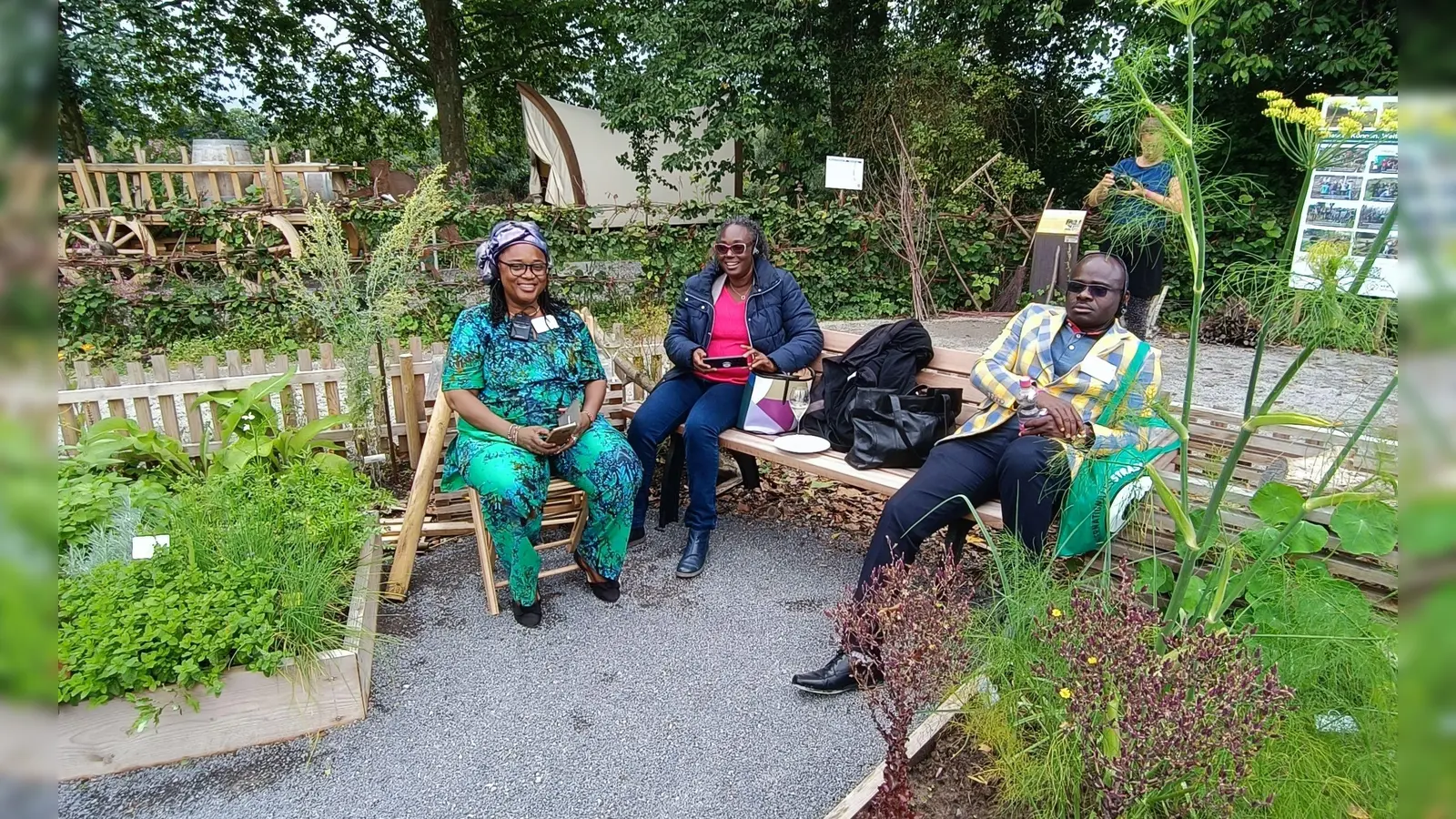 Ralf Haffke erklärte den Besuchern aus Westafrika das Konzept des Naturgartenforums.  (Foto: privat)