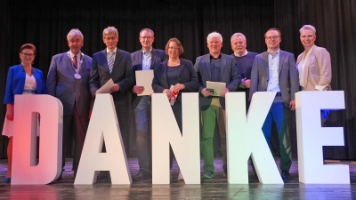 Anerkennung für das Ehrenamt (v.l.): Ursula Grewe (stellv. Bürgermeisterin), Bürgermeister Hermann Temme, Hans-Jürgen Borchert, Bernd und Karin Laufer, Ansgar Schabrich, Pastor Willi Koch, Alexander Kleinchmidt (Allg. Vertreter des Bürgermeisters) und Jutta Robrecht (2. stellv. Bürgermeisterin). (Foto: Stadt Brakel)