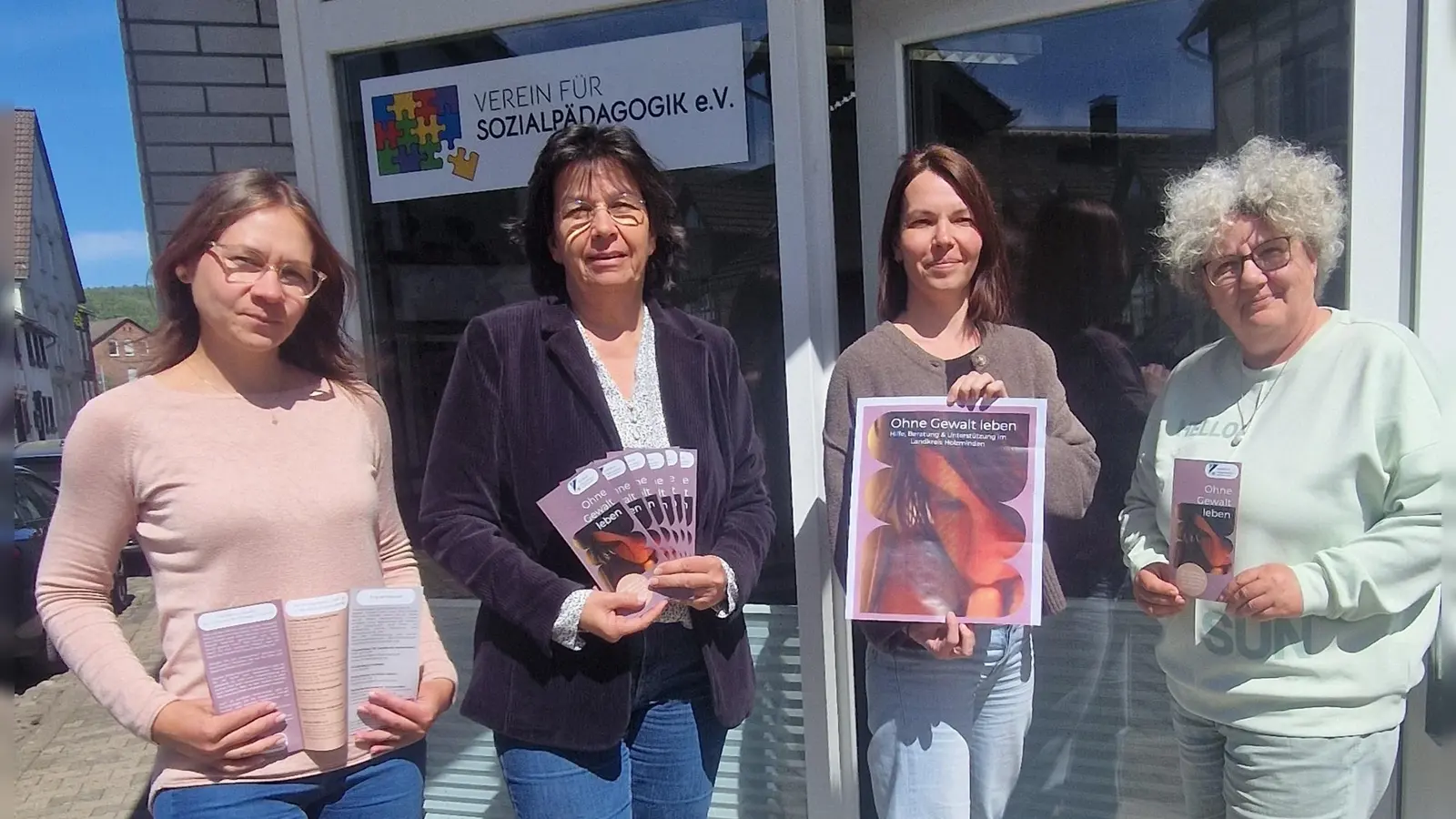 V.l.: Carina Stegemann (Gleichstellungsbeauftragte Landkreis Holzminden), Katja Klose (GF VfS),Silke Clerc, (BISS), Anita Hummel (Befem). (Foto: Landkreis Holzminden)
