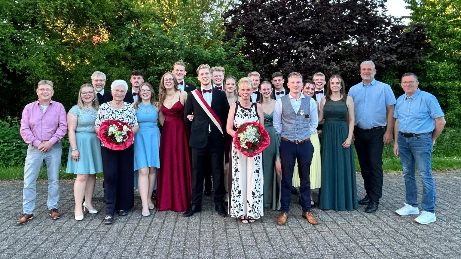 V.l.: Andreas Wiegand (2.Vorsitzender), Mara Cebul, Präses Bernd Götze, Erika Kleimann (65-jährige Königin), Noah Schwanitz, Mia Cebul, Lorinda Klatte, Clemens Rustemeier, David Arzer, Jasper Varchmin, Ciara Rieke, Bianca Feierabend-Steinig (25-jährige Königin) , Linus Hake, Jana Bannenberg, Philipp Diekmann, Nils Böhmer (10-jährige Treue), Stella Schwanitz, Till Koisiak, Lilith Münch, Mario Schmidt (Vorsitzender) und Georg Vogt (Geschäftsführer). (Foto: privat)