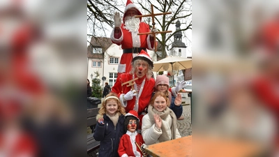 Pico Bellos größter Weihnachtsmann mischte sich, nicht nur zur Freude der Kinder unters Sternenmarkt-Volk und hatte zwei Marionetten mitgebracht.  (Foto: Barbara Siebrecht)
