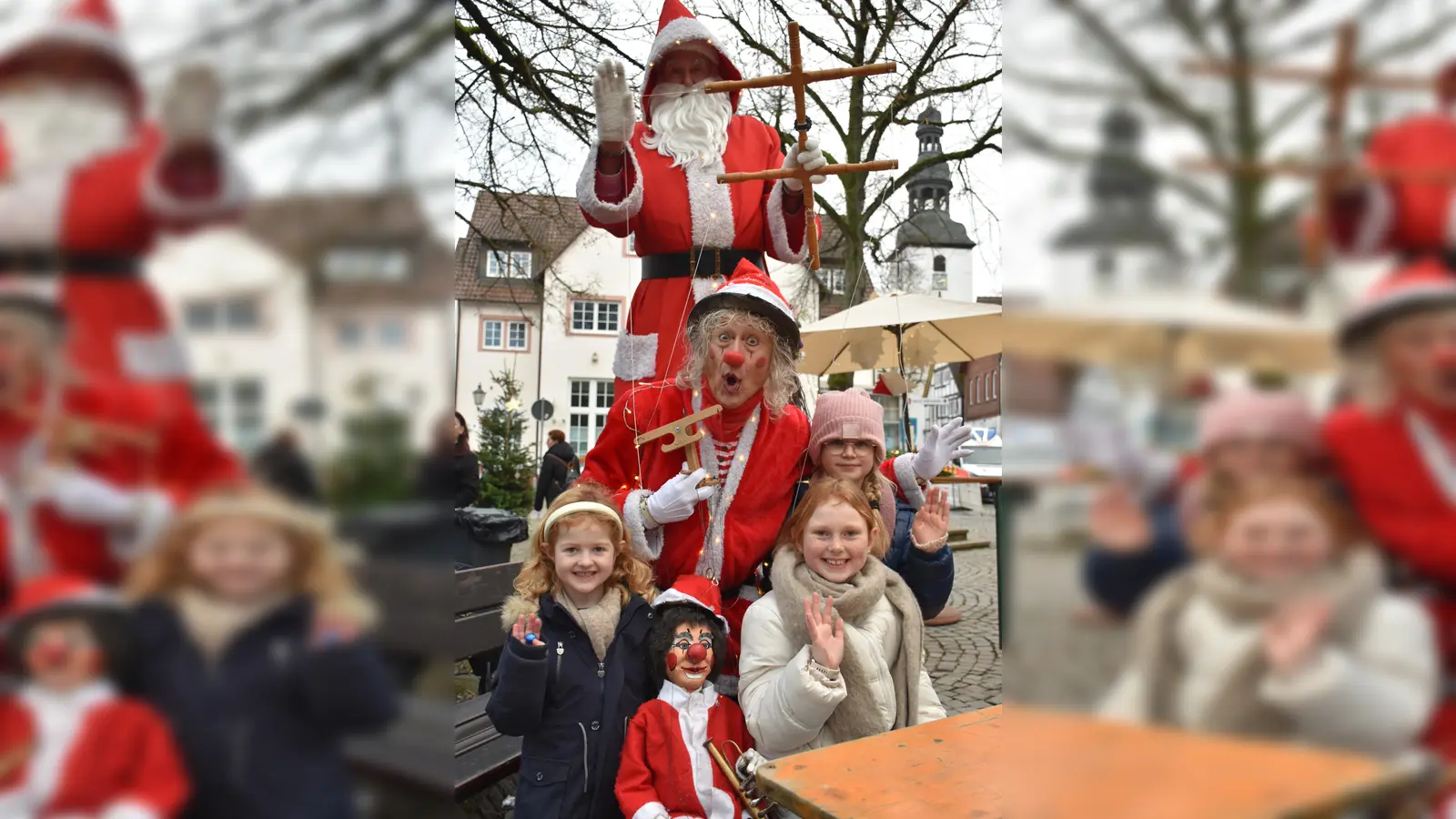 Pico Bellos größter Weihnachtsmann mischte sich, nicht nur zur Freude der Kinder unters Sternenmarkt-Volk und hatte zwei Marionetten mitgebracht.  (Foto: Barbara Siebrecht)