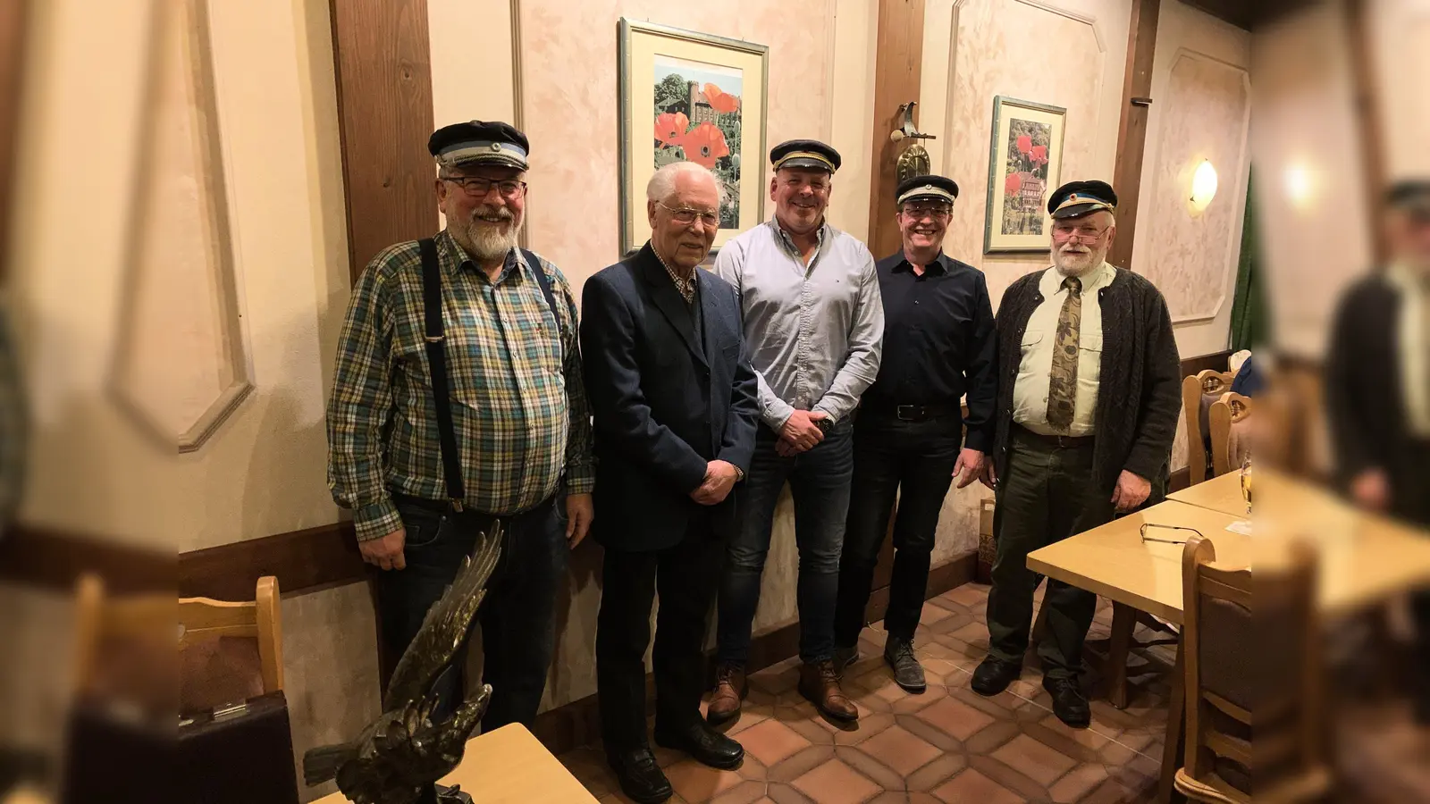 Ehrung: (v. r.) Hauptmann Bernd Haneke, Jubilar Ferdi Kloppmann, Oberst Mathias Alberding, Hauptmann Bernd Reinecke und Major Manfred Müller. (Foto: Foto: Schützenbruderschaft Herstelle)