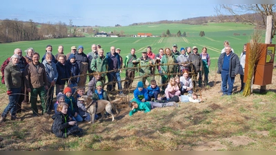 Viele gutgelaunte Naturfreunde fanden sich in Modexen ein, um das Gelände für die Bildungsarbeit aufzuwerten. Rechts sind Günter Jakubeit aus Körbecke und bei den Kindern sein Hund zu sehen, die gemeinsam die Pflanzen fürs Bildungshaus bei einer Naturpark-Aktion erwandert haben. (Foto: Christiane Sasse)