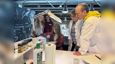 Zehn Schülerinnen und Schüler aus Holzminden, Höxter und Beverungen nutzten die Gelegenheit, um gemeinsam mit ihren Eltern die moderne Manufaktur kennenzulernen. Sie erlebten hautnah, wie Kreativität und Technik, deutsches Handwerk und internationales Design in der Porzellanherstellung zusammenkommen. (Foto: privat)