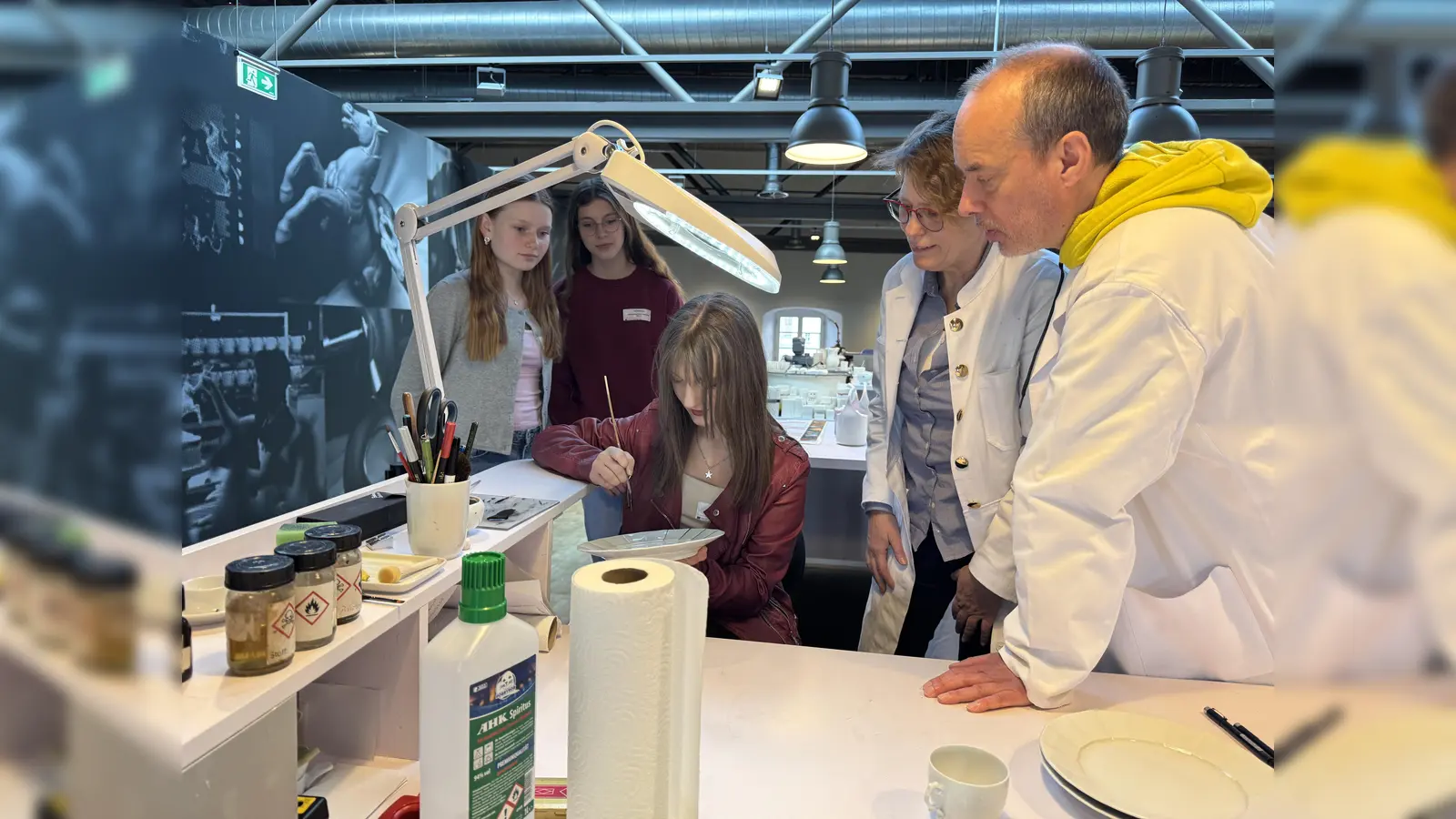 Zehn Schülerinnen und Schüler aus Holzminden, Höxter und Beverungen nutzten die Gelegenheit, um gemeinsam mit ihren Eltern die moderne Manufaktur kennenzulernen. Sie erlebten hautnah, wie Kreativität und Technik, deutsches Handwerk und internationales Design in der Porzellanherstellung zusammenkommen. (Foto: privat)