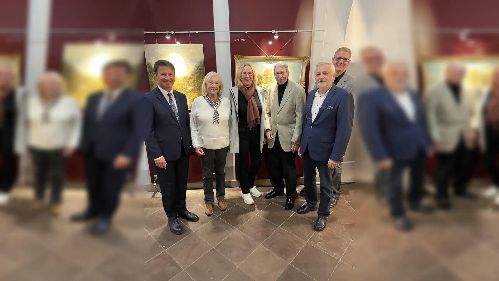 Landrat Micheal Stickeln (l.) eröffnete die Kunstausstellung vor der Aula im Kreishaus. Dazu konnte er viele Gäste begrüßen, unter anderem (v.l.) Agnes Hürtgern, Barbara Behre, Wolfgang Gallus, Michael Behre und Rüdiger Behre. (Foto: Kreis Höxter)