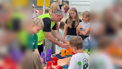 Der Aktionsstand des MTV Boffzen war immer dicht umlagert. Hier zeigt Abteilungsleiter Jörg Schilcher, wie die Becher richtig gestapelt werden. (Foto: MTV Boffzen)