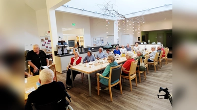 Bei einem Informationsnachmittag erhalten die Gäste der Tagespflege des St. Josef Seniorenhauses der KHWE hilfreiche Tipps, um sich vor aktuellen Betrugsmaschen und Einbrüchen zu schützen. (Foto: KHWE)
