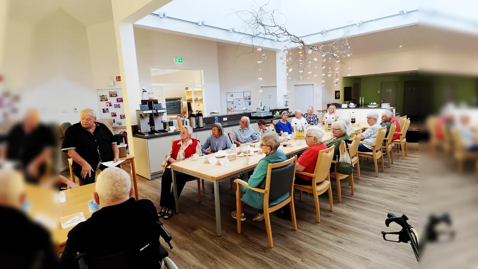 Bei einem Informationsnachmittag erhalten die Gäste der Tagespflege des St. Josef Seniorenhauses der KHWE hilfreiche Tipps, um sich vor aktuellen Betrugsmaschen und Einbrüchen zu schützen. (Foto: KHWE)