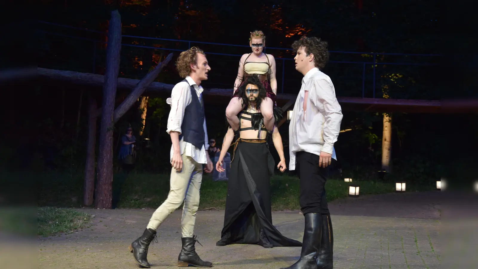 Demetrius (links) und Lysander stehen unter einem aufwühlenden Liebesbann. Die "Übeltäter" Oberon (unten) und Puck verfolgen das Geschehen in sehr überzeugender Unsichtbarkeit.  (Foto: Marc Otto)