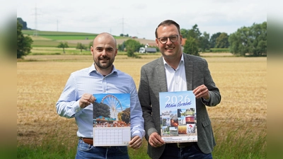 David Prott vom Brakeler Stadtmarketing (links) und Werbering-Geschäftsführer, Alexander Kleinschmidt, freuen sich auf weitere Bildeinsendungen bis zum 31. August 2025. (Foto: Stadt Brakel)