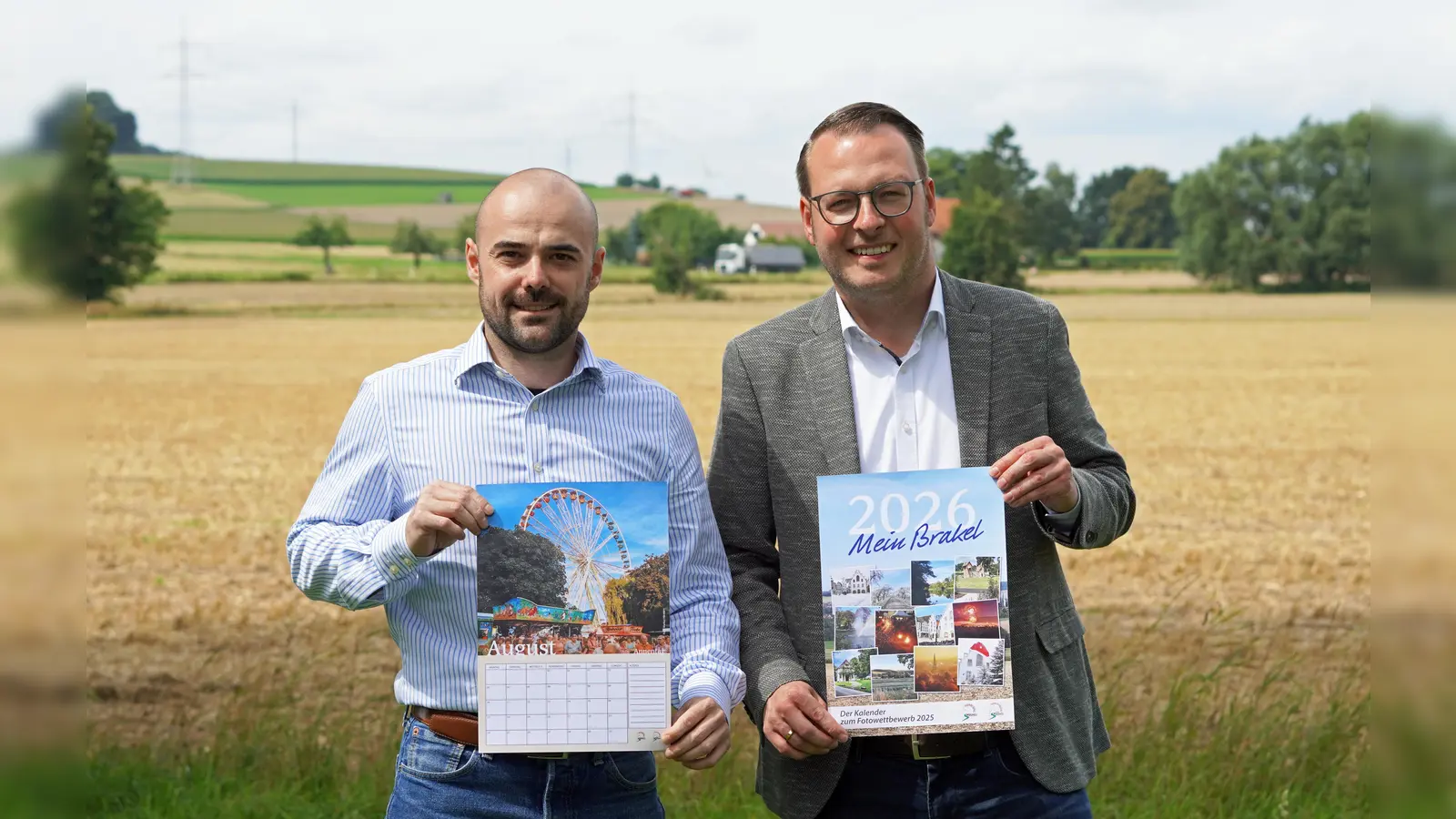 David Prott vom Brakeler Stadtmarketing (links) und Werbering-Geschäftsführer, Alexander Kleinschmidt, freuen sich auf weitere Bildeinsendungen bis zum 31. August 2025. (Foto: Stadt Brakel)