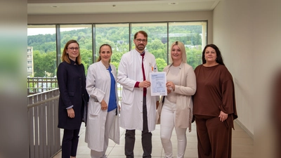 Die erfolgreiche Rezertifizierung der Stroke Unit würdigt die hohe Qualität der Schlaganfallversorgung am St. Ansgar Krankenhaus der KHWE. Darüber freuen sich (von links) Juliane Gierke (Standortleitung St. Ansgar Krankenhaus), Dr. Sophia Lades (Leitende Oberärztin der Klinik für Neurologie), Prof. Dr. Mark Obermann (Chefarzt der Klinik für Neurologie), Tatjana Stamm (Teamleitung Pflege) und Tamara Schmiemann (Pflegedienstleitung St. Ansgar Krankenhaus). (Foto: KHWE)