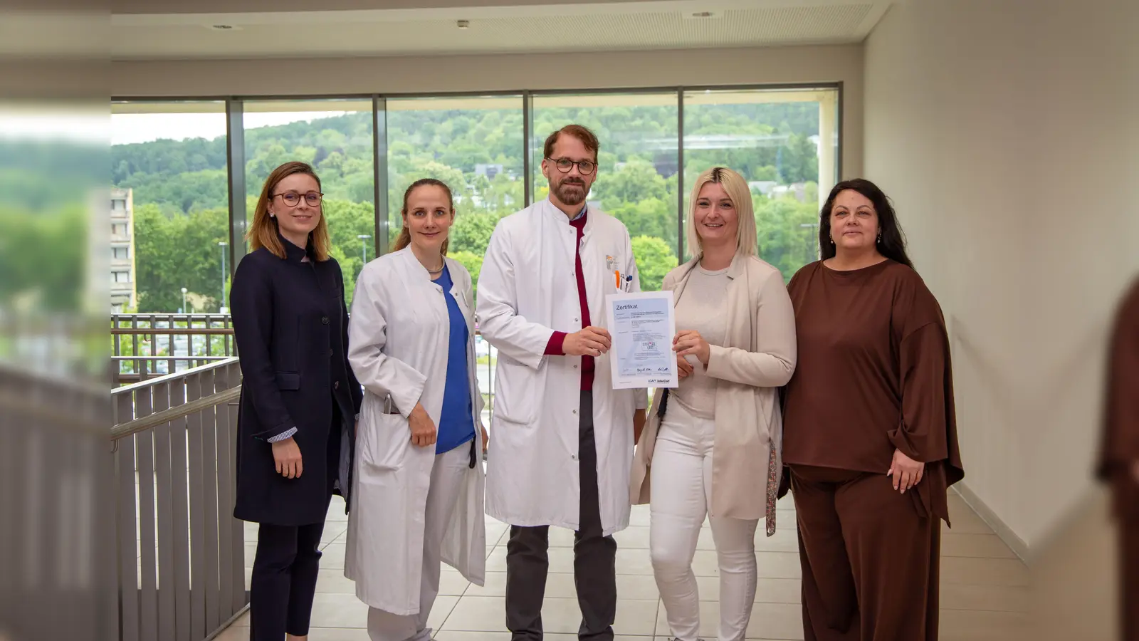Die erfolgreiche Rezertifizierung der Stroke Unit würdigt die hohe Qualität der Schlaganfallversorgung am St. Ansgar Krankenhaus der KHWE. Darüber freuen sich (von links) Juliane Gierke (Standortleitung St. Ansgar Krankenhaus), Dr. Sophia Lades (Leitende Oberärztin der Klinik für Neurologie), Prof. Dr. Mark Obermann (Chefarzt der Klinik für Neurologie), Tatjana Stamm (Teamleitung Pflege) und Tamara Schmiemann (Pflegedienstleitung St. Ansgar Krankenhaus). (Foto: KHWE)