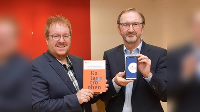 Stefan Nostitz und Matthias Kämpfer vom Kreis Höxter informieren über den bundesweiten Warntag am 14. September. (Foto: Kreis Höxter)