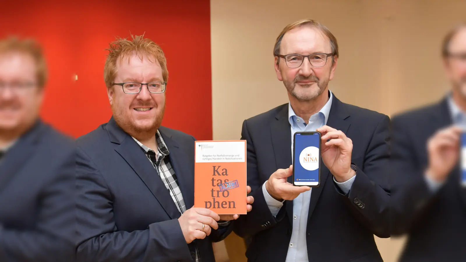 Stefan Nostitz und Matthias Kämpfer vom Kreis Höxter informieren über den bundesweiten Warntag am 14. September. (Foto: Kreis Höxter)