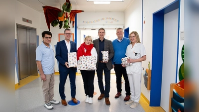 Dank der Unterstützung der Sparkasse Paderborn-Detmold-Höxter sind die Weihnachtsgeschenke der Aktion Löwenmama für die kommenden Jahre auf der Kinderstation des St. Ansgar Krankenhauses gesichert (v.l.): Chefarzt Firooz Ahmadi, Thorsten Hiber (Vertreter Vorstand Sparkasse Paderborn-Detmold-Höxter), Susanne Saage, Jens Härtel (langjähriger Vorstandsvorsitzender der ehemaligen Sparkasse Höxter), KHWE-Geschäftsführer Christian Jostes und Pflege-Teamleitung Gabriele Moreau (Foto: KHWE)