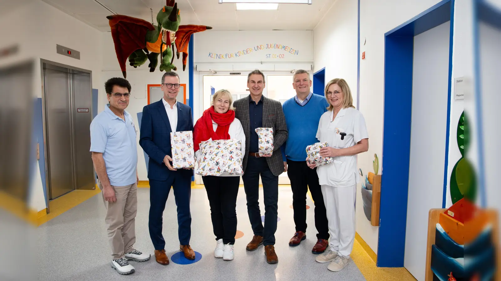 Dank der Unterstützung der Sparkasse Paderborn-Detmold-Höxter sind die Weihnachtsgeschenke der Aktion Löwenmama für die kommenden Jahre auf der Kinderstation des St. Ansgar Krankenhauses gesichert (v.l.): Chefarzt Firooz Ahmadi, Thorsten Hiber (Vertreter Vorstand Sparkasse Paderborn-Detmold-Höxter), Susanne Saage, Jens Härtel (langjähriger Vorstandsvorsitzender der ehemaligen Sparkasse Höxter), KHWE-Geschäftsführer Christian Jostes und Pflege-Teamleitung Gabriele Moreau (Foto: KHWE)