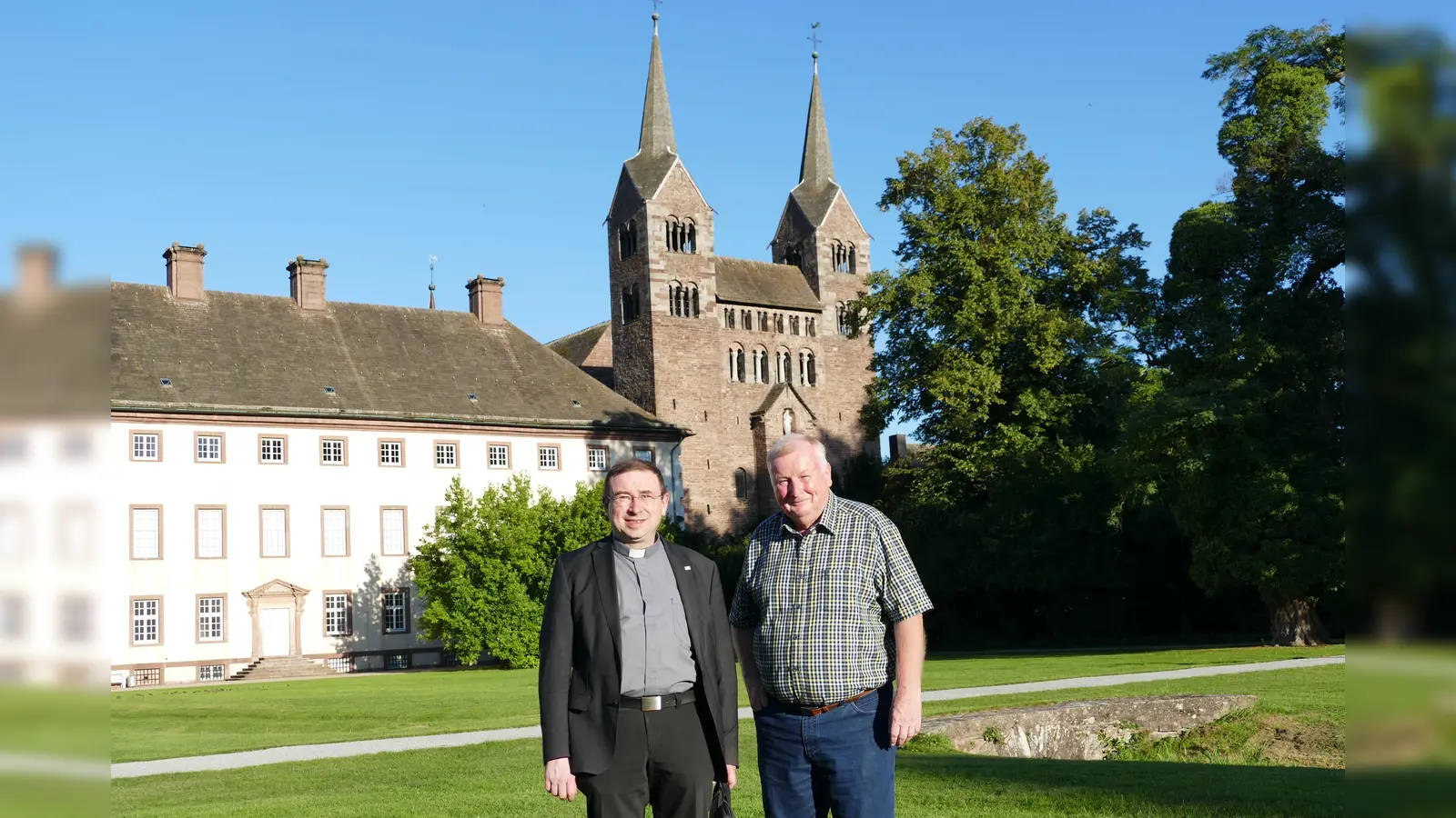 Wie viel Humor verträgt das Welterbe? Pfarrdechant Dr. Hans-Bernd Krismanek und Hans-Werner Gorzolka (rechts) sind davon überzeugt, dass auch eine kirchliche Welterbestätte wie Corvey Vergnügtheit verträgt. Denn der Humor eröffne einen Blick in eine andere Welt. (Foto: Kirchengemeinde Corvey)