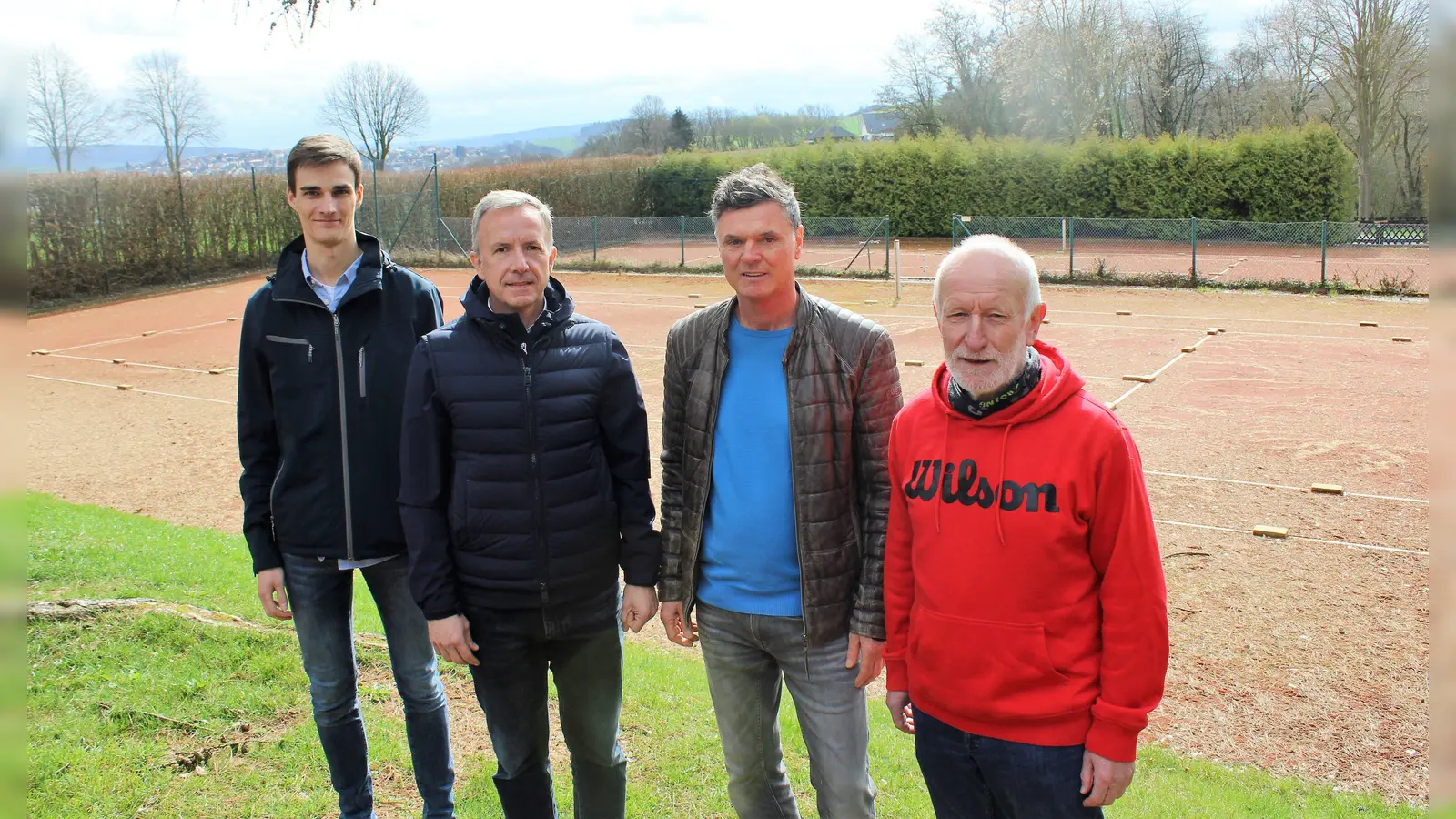 Beim Platz-Check am Försterweg: UTC-Sportvorstand Steffen Müller, Sören Friemel (DTB), Andreas Ahlborn, erster Vorsitzender des UTC und Turnierdirektor, und Organisationsleiter Wilhelm Holz. (Foto: Frank Schneider/HNA Uslar)