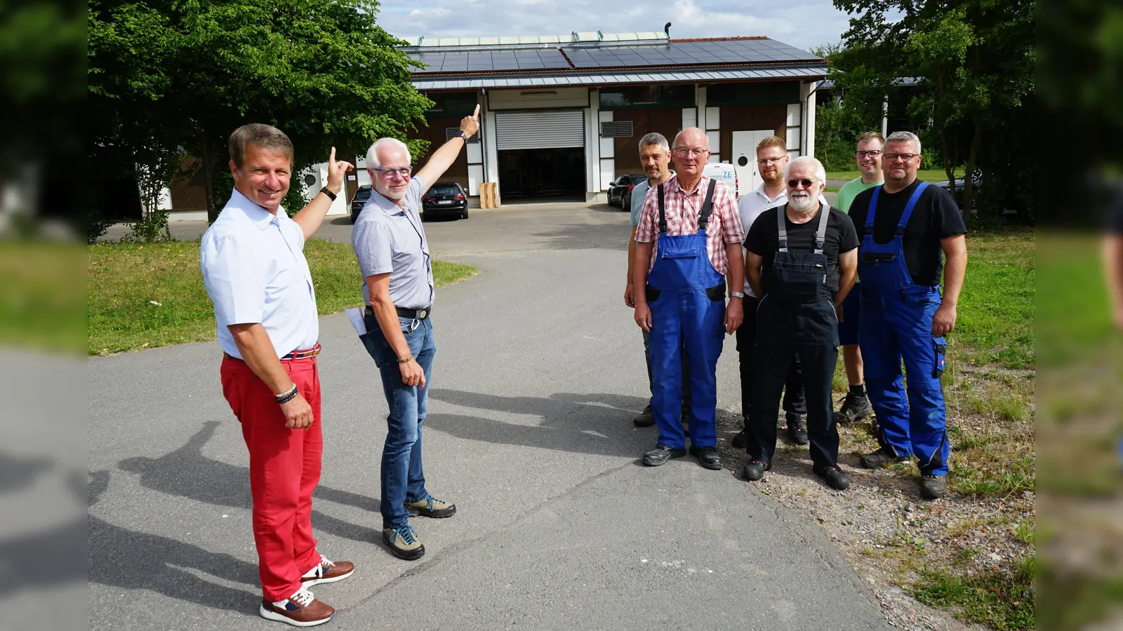 Vor der neuen Photovoltaik-Anlage auf einem Hallendach der Abfallentsorgungsanlage in Wehrden (v.l.): Landrat Michael Stickeln mit Josef Weskamp und Volker Mönnekes von der Abteilung Umweltschutz und Abfallwirtschaft des Kreises Höxter sowie Albert Hartmann, Alexander Hethey, Holger Wegener, Jan Drüke und Jens Koch vom Team der Abfallentsorgungsanlage. (Foto: Kreis Höxter)
