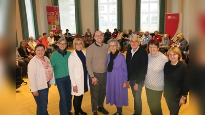 Zur kfd-Bezirksteamtagung begrüßen (v.l.) die Diözesanvorsitzenden Monika Bunsen, Dorothea Lüke und Gabriele Kaufhold den Referenten Dr. Maximilian Schultes vom Erzbistum sowie Birgitta Weber-Bange, Norbert Albersmeier, Waltraud Brüggemann und Elisabeth Kraft vom Begegnungsprojekt Buch und Café „Galli Cantu“ in Hüsten. (Foto: kfd-Diözesanverband)