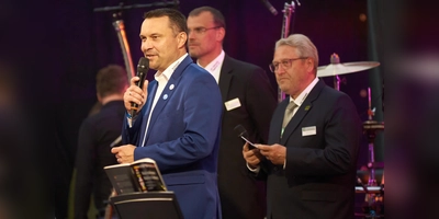 Eröffnung des 71.Viehmarkt und Heimatfest Hofgeismar durch Bürgermeister Torben Busse (li.), AG-Viehmarkt Vorsitzenden Michael Reiter (mi.) und Wilfried Eckart (re.). (Foto: Stefan Bönning)