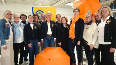 Der Inner Wheel Club Bad Driburg freute sich sehr (v.l.n.r.):<br>Mechthild Köhne, Silke Theophile, Jutta Nortmann, Petra Nolte, Dr. Elisabeth Schulze-Cleven, Ursula Niewöhner, Ulrike Steinwart, Dr. Heike Müller, Sabine Dietl, Petra Reckers, Sonja Härtel, Melanie Humborg und Marion Zwack.<br><br>Folgende Damen waren zu anderen Zeiten im Einsatz und sind nicht auf dem Foto: Maria-Theresia Wehofsich, Ulrike Niewöhner, Marion Donners, Natalie Schockemöhle, Emmy Blomeyer und Elisabeth Schlüter. (Foto: Doris Dietrich)